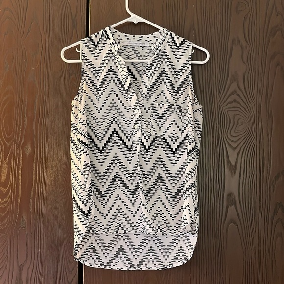 Collective Concepts sleeveless white and black patterned top. Size XSP - Picture 1 of 9